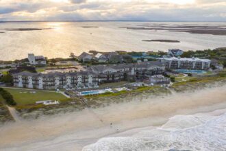 Dit Waterfront Hotel in de Outer Banks van North Carolina is Net Weer Geopend—Met Toegang tot Privéstranden en een Restaurant van een Beroemde Chef-kok
