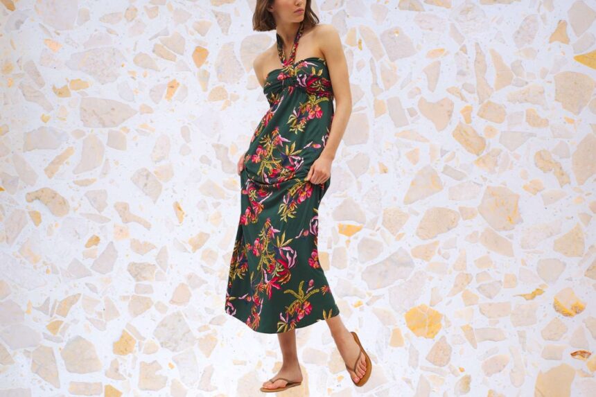 Ik ben een petite reiziger, en mijn favoriete maxi-jurk, perfect voor resorts, is kreukvrij en in de aanbieding.